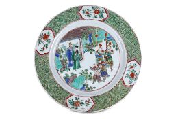 A LARGE CHINESE FAMILLE VERTE FIGURATIVE DISH. Qing Dynasty, Kangxi era. The central roundel