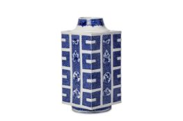 A CHINESE BLUE AND WHITE VASE, CONG.