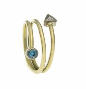 Brillant-Ring GG/WG 585/000 mit einem Brillanten 0,14 ct fancyoceanblue/SI und einemTriangel-