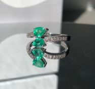 AN IMPRESSIVE 18CT WHITE GOLD AND BOULDER EMERALD RING